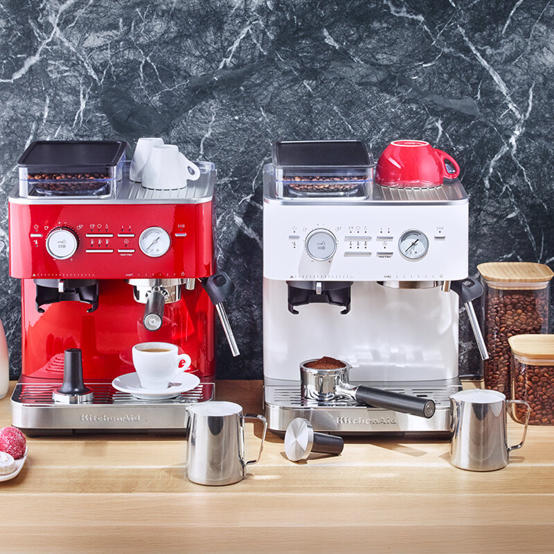 Varit de cafs, mousseurs  lait et dlicieuses douceurs