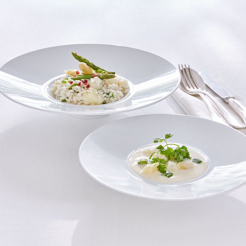  Servir des plats raffinés avec panache dans des assiettes en fine porcelaine de haute qualité