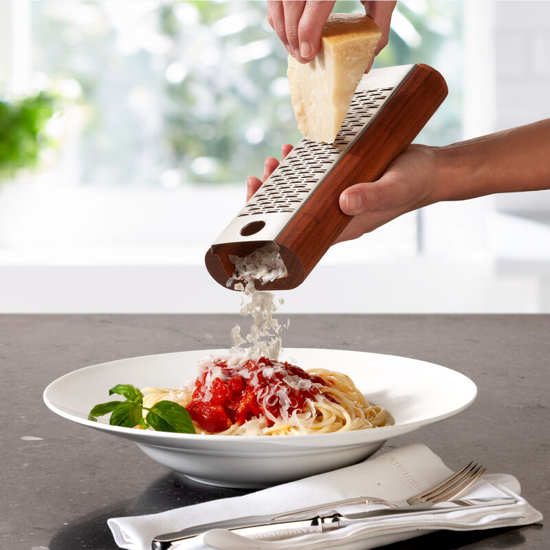 Râpe à parmesan super fine, coupée au laser, avec récipient en cerisier -  Hagen Grote GmbH