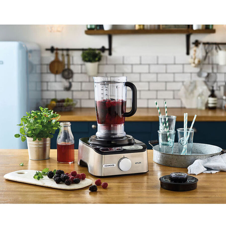 Le robot multifonction Kenwood réduit en purée, râpe, coupe, presse