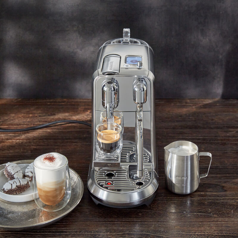 La machine à capsules prépare des spécialités de café à la mousse de lait onctueuse Photo 2