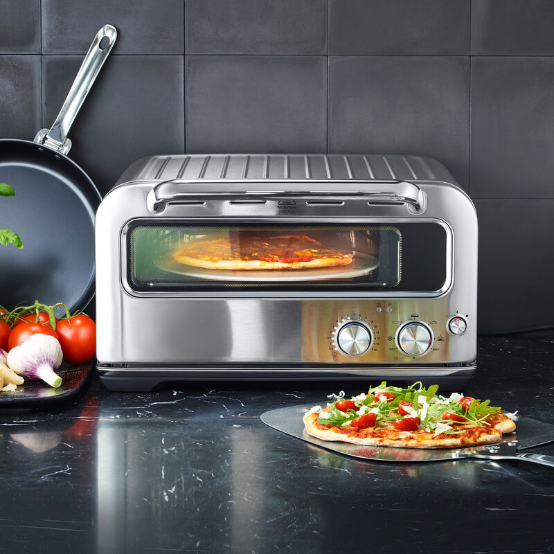 Cuisez votre pizza dans un four moderne en acier avec pierre à 400 ° C Photo 2