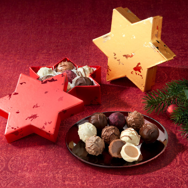 Mélange exquis de chocolats faits à la main présentés dans une jolie étoile de Noël Photo 2