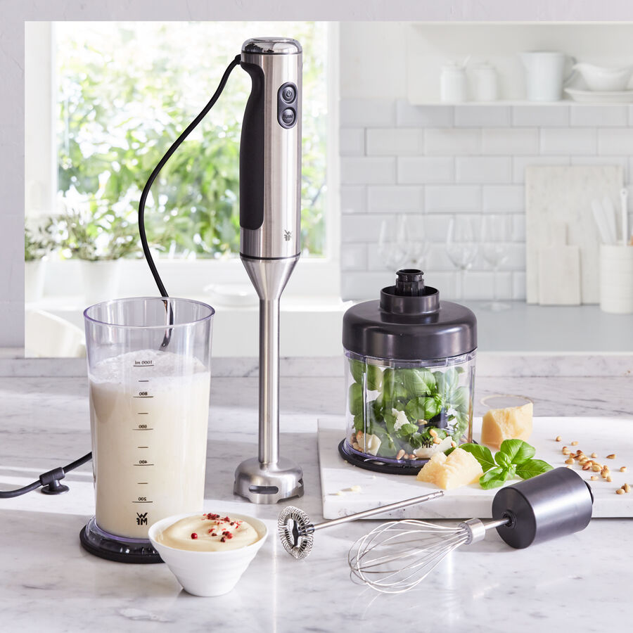 Le mixeur plongeant WMF avec mousseur à lait mélange, réduit en purée