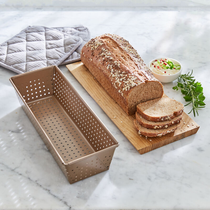 Des pains croustillants et croquants réussis à la perfection dans un moule à pain perforé, moule rectangulaire Photo 2