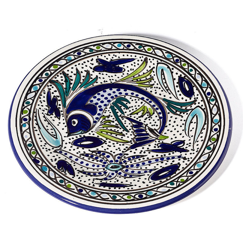 Assiette plate: Les motifs méditerranéens de l'Antique ornent cette vaisselle peinte à la main