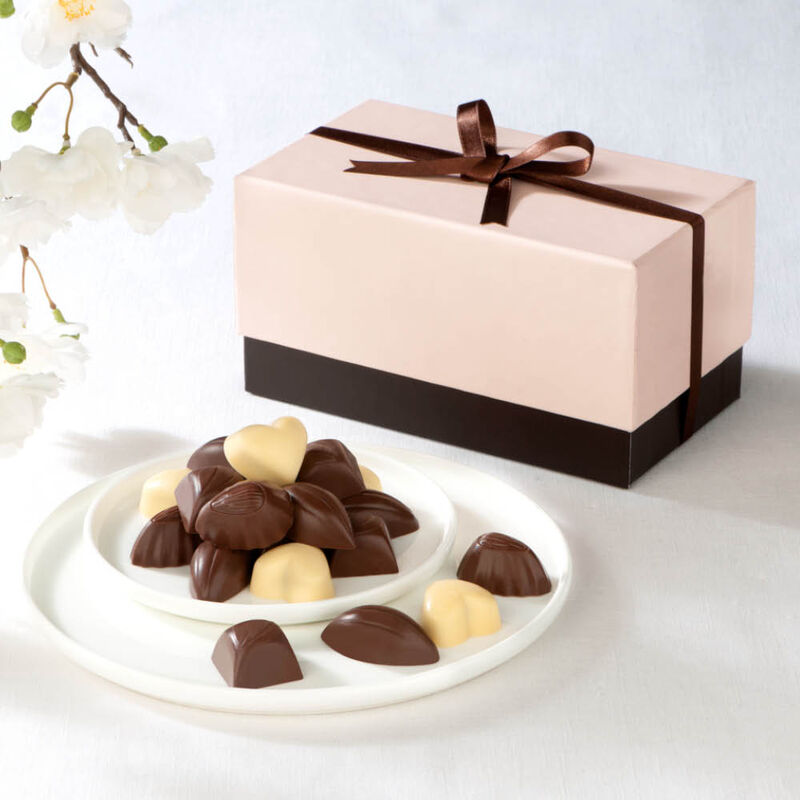 Assortiment de chocolats fins dans une ravissante boîte, pralines emballage rose
