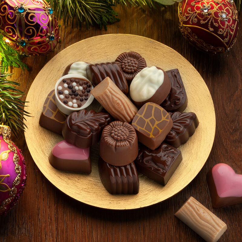 Assortiment d'exquis chocolats belges dans une boîte cadeau aux couleurs de Noël