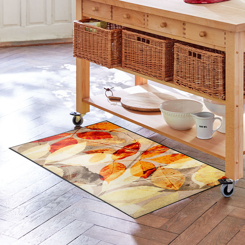 Ce tapis de sol spécial cuisine au design exclusif au motif Feuilles d'automne protège sols et articulations