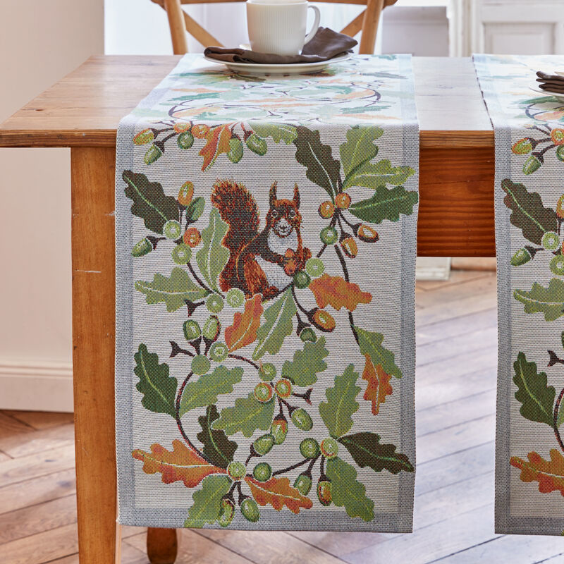 Chemin de table design suédois avec des motifs d'automne naturalistes