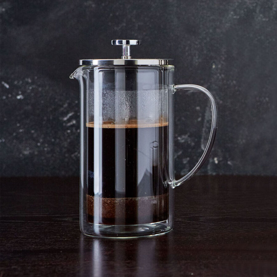 Faire dans la cafetière à piston en verre un café parfait