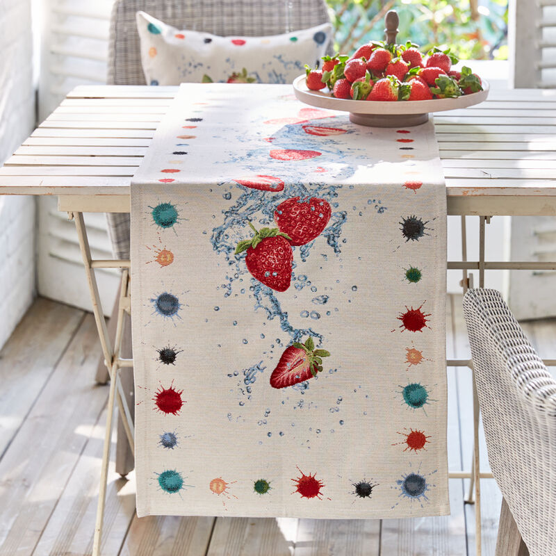 Noble chemin de table façon gobelin au motif estival de fraises