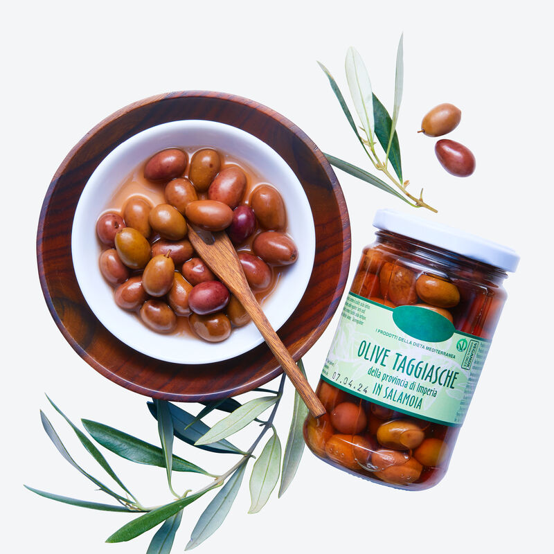 Olives Taggiasche avec noyau : célèbre spécialité de la Ligurie