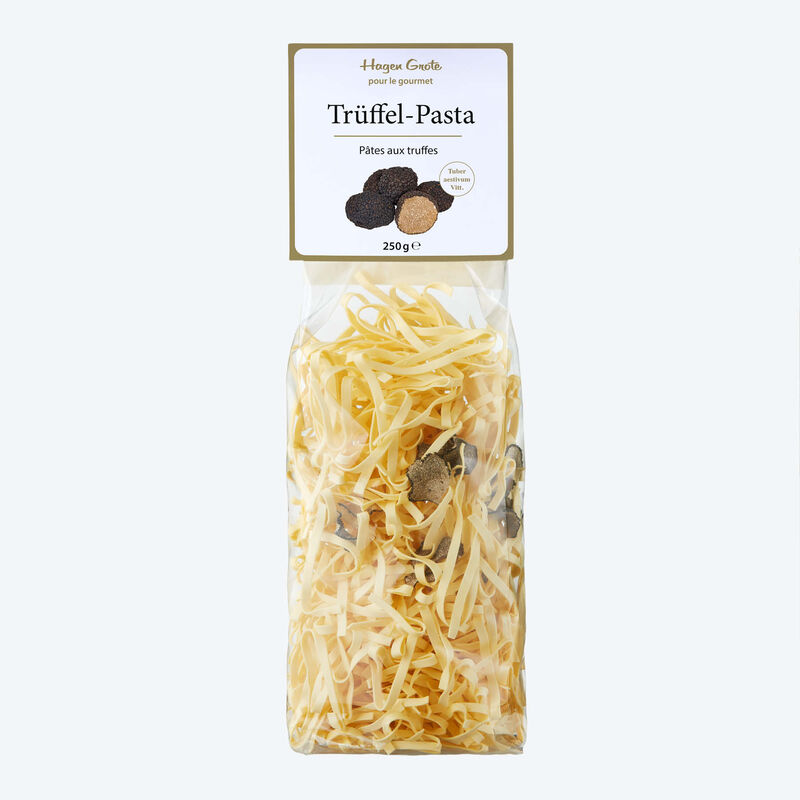Pâtes aromatiques aux oeufs frais avec des lamelles de truffe