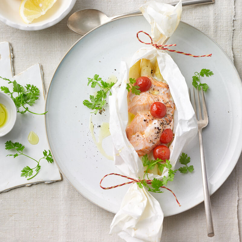 Petits fagots d'asperges et saumon avec tomates cerise et Agrimetto