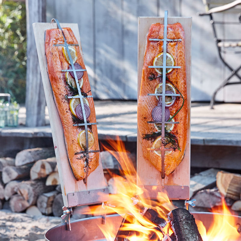 Planches à flamber le saumon : préparer au feu une spécialité unique de saumon finlandais