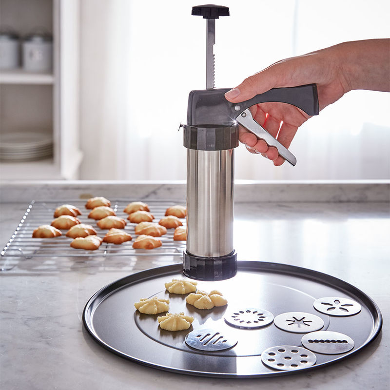 Presse à biscuits : 8 modèles de spritz différents directement sur la plaque de cuisson.