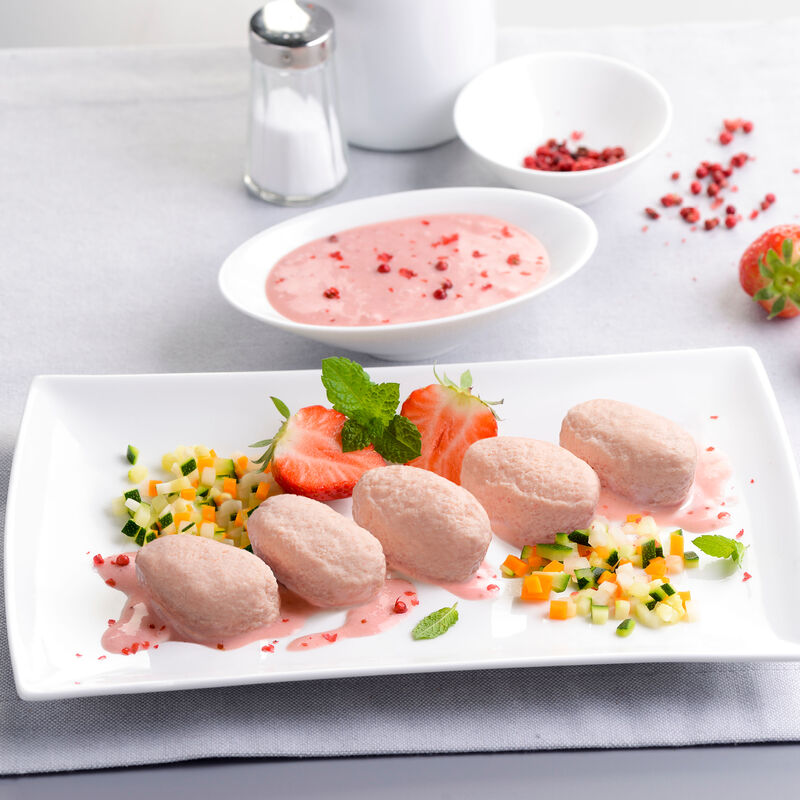 Quenelles de saumon aux fraises avec brunoise de légumes