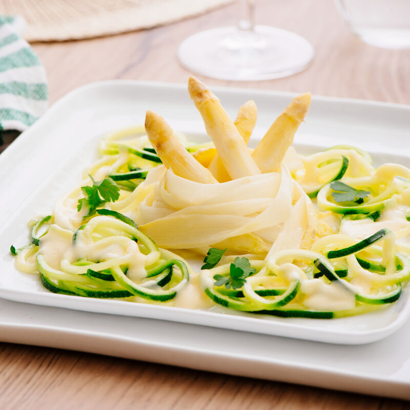 Salade chaude d'asperges et de spaghettis de courgettes avec un beurre citronné