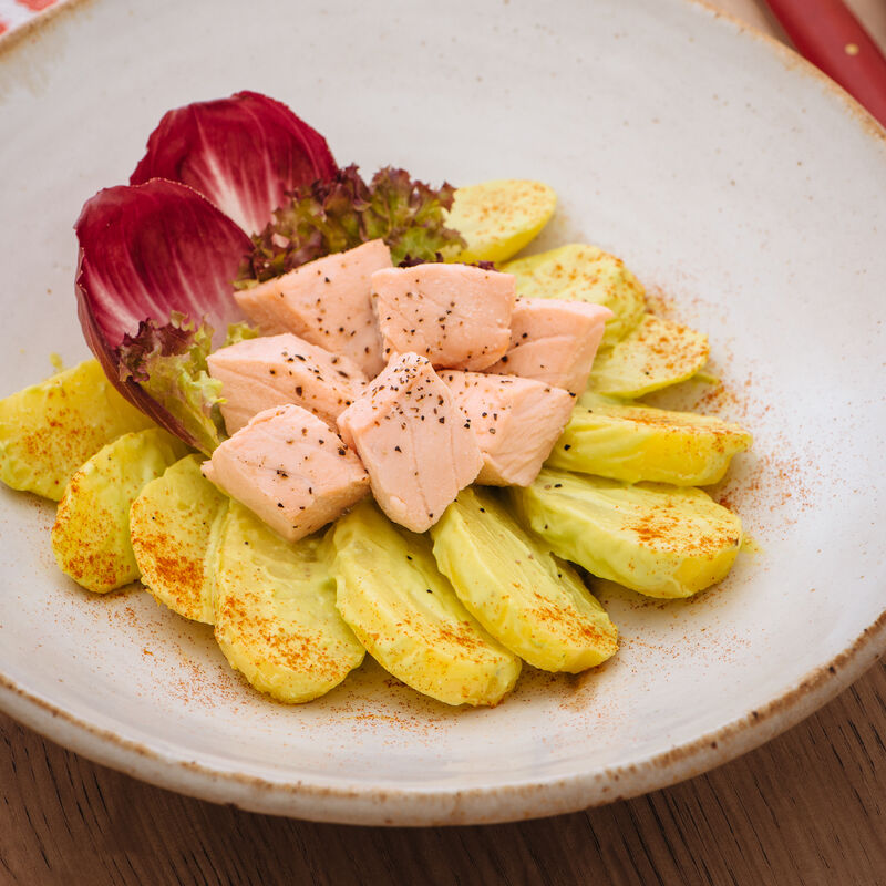 Salade de pommes de terre - avocat au curry avec cubes de saumon poché