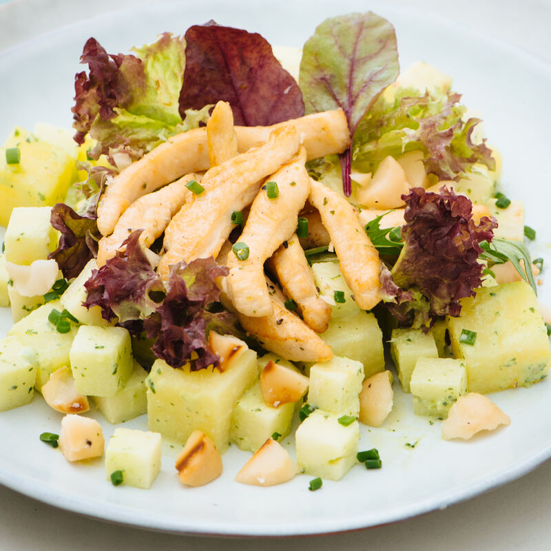 Salade de pommes de terre et céleri avec mayonnaise verte à la moutarde et blancs de volaille