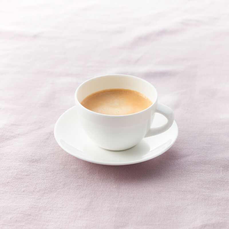 Tasse  caf et soucoupe : vaisselle Fine Bone China intemporelle d'un blanc clatant