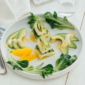 Image du produit pour 'Terrine de nouilles de courgettes-mozzarella sur une salade avocat-orange'