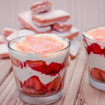 Image du produit pour 'Tiramisu aux fraises et Biscuits Roses de Reims'