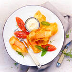 « Fish & chips » de luxe avec aïoli, tomates au four, sauge