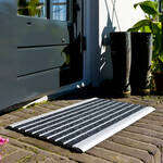 Image du produit pour 'Le paillasson profil� aluminium ne laisse aucune chance � la salet� ou � l'humidit�'