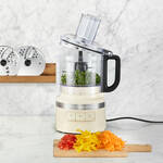 Image du produit pour 'Le robot multifonction 1,7 l rduit en pure, coupe, rpe et ptrit mme la pte'