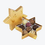 Mélange exquis de chocolats faits à la main présentés dans une jolie étoile de Noël