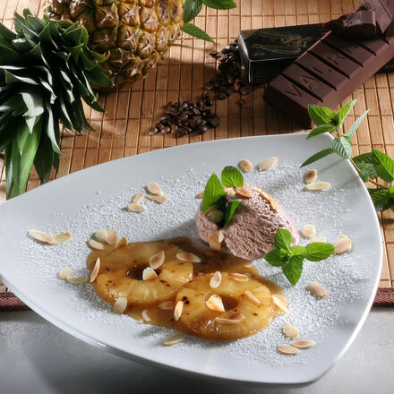 Image du produit pour 'Ananas  la sauce au caf et au rhum, avec glace chocolat-menthe'