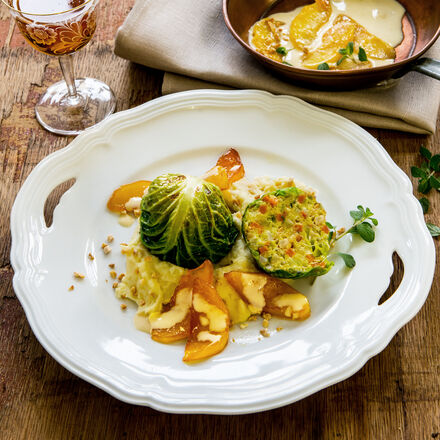 Image du produit pour 'Boulettes de chou fris sur une mousse pommes de terre-amandes avec des tranches de pommes caramlises'
