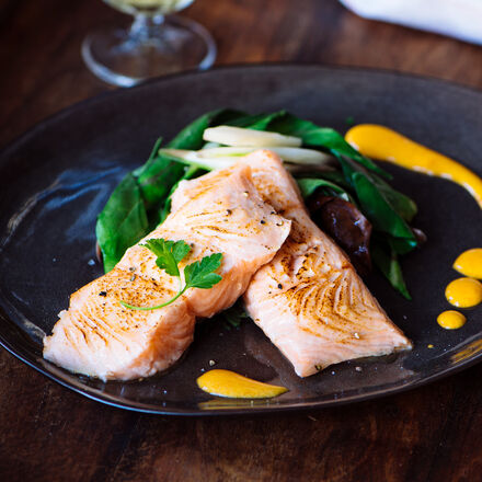 Image du produit pour 'Filet de saumon sous vide sur blettes avec un sabayon au poivron'