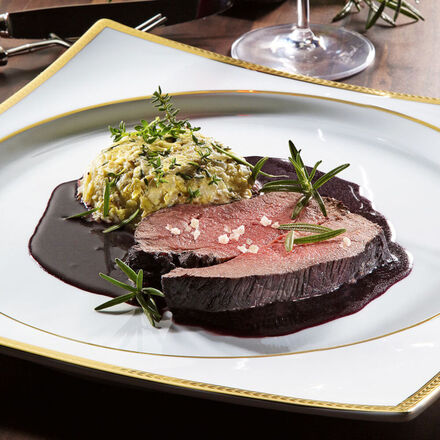 Image du produit pour 'Gigot d'agneau de lait poch au vin de Barolo et pure de chou pointu'