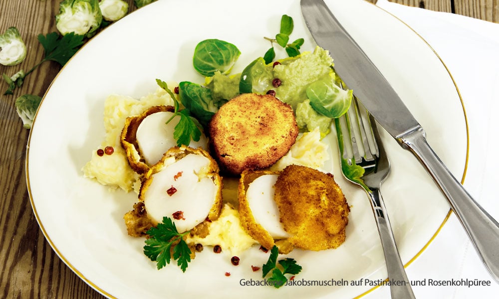 Noix de Saint-Jacques panées sur une purée de panais et de choux de Bruxelles