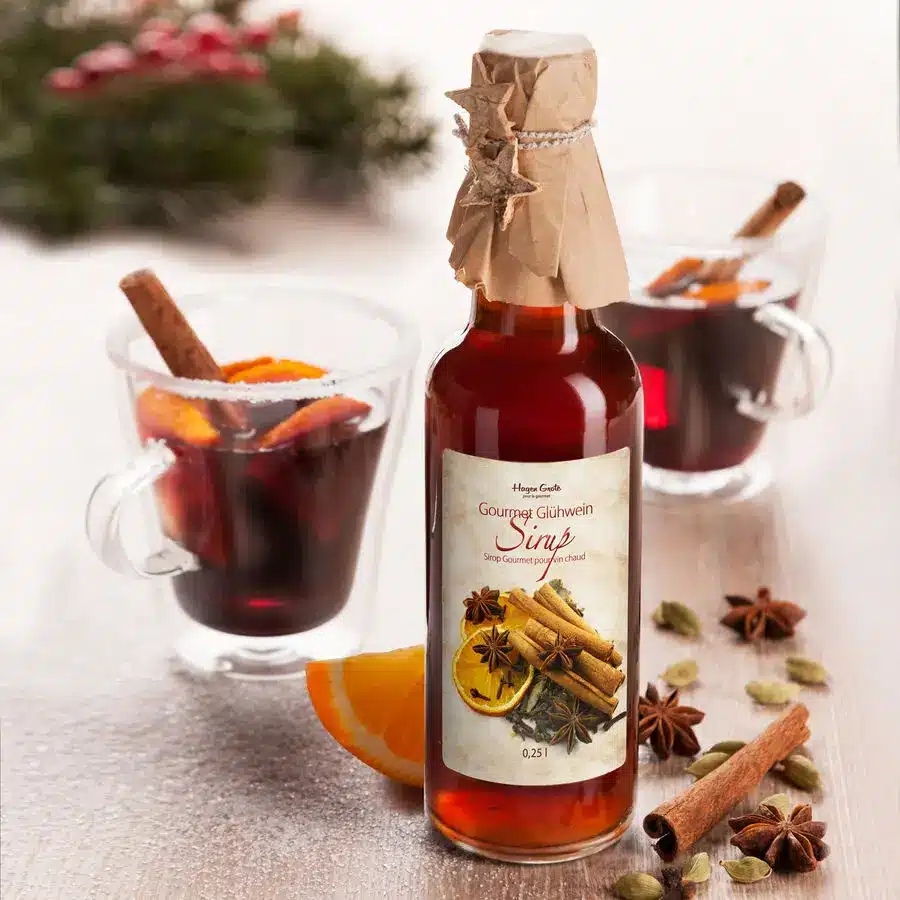 Gourmet-Glühwein-Sirup von Hagen Grote mit Gläsern, Zimt und Orange