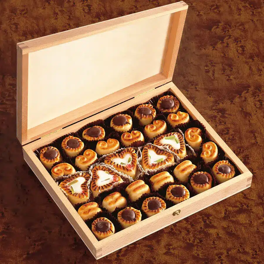 Edle Marzipan-Pralinenmischung in dekorativer Holzschatulle, Herz- und Röllchenformen mit Schokolade verziert