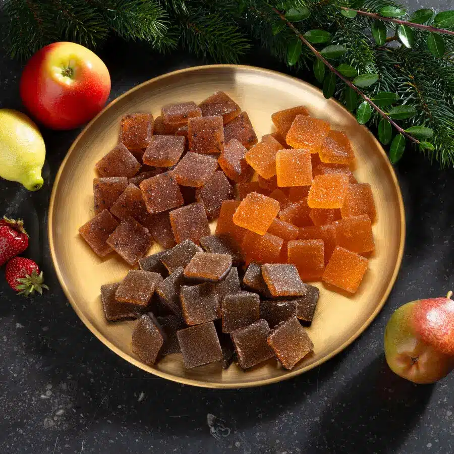 Fruchtgelees aus Kakaofrucht, gezuckerte Würfel in verschiedenen Farben auf goldener Platte