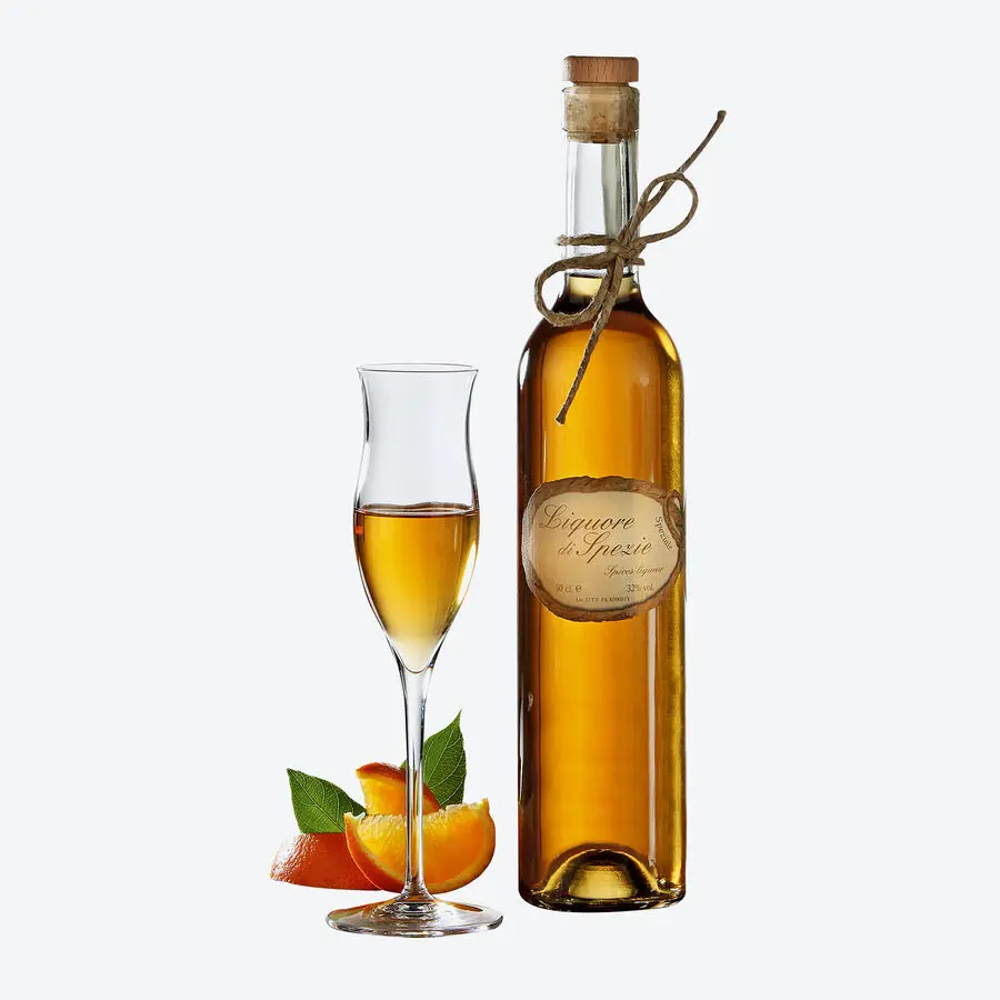 Sizilianischer Weihnachtslikör in Glasflasche mit Orangenscheiben und Likörglas